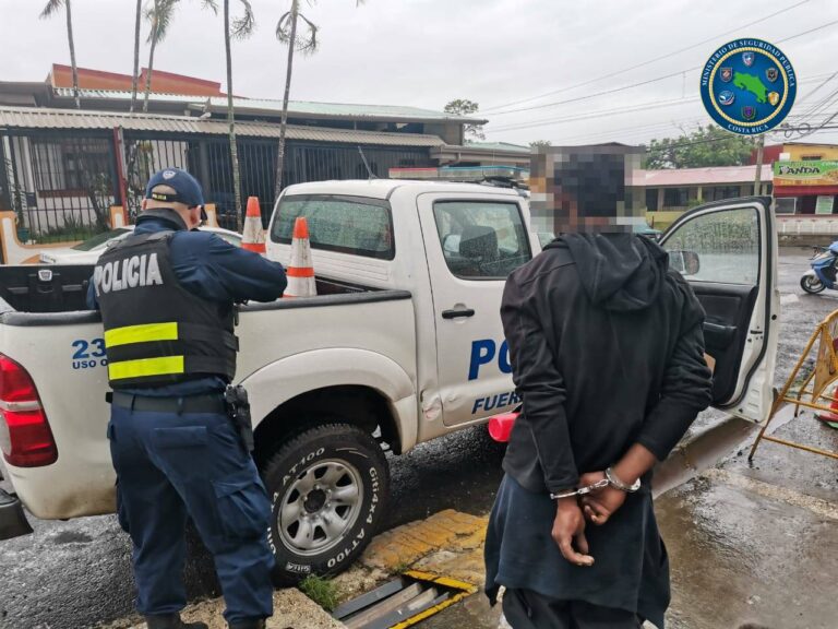 LO DETIENEN EN SAN PABLO POR ROBAR PARRILLA DE ALCANTARILLA