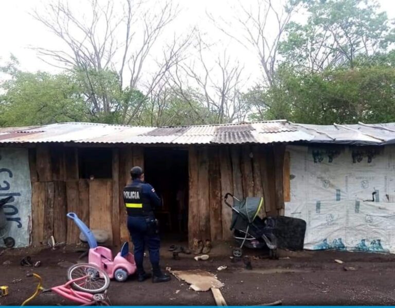 POLICÍAS ATIENDE DENUNCIA POR ABANDONO DE MENORES Y REGRESAN CON DIARIO