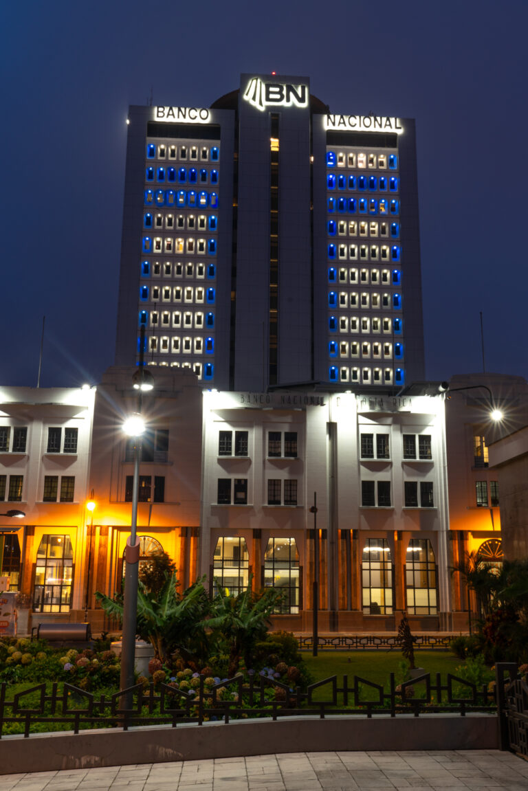 BANCO NACIONAL SE ILUMINA DE AZUL POR LOS REGUGIADOS