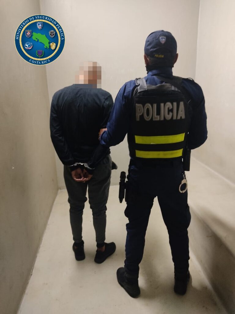 DETENIDOS MIENTRAS CAMBIABAN DE CASA POR LLEVAR ARMAS