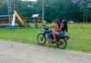 SUSPENDEN POLICÍAS POR PRESTAR MOTO A JÓVENES