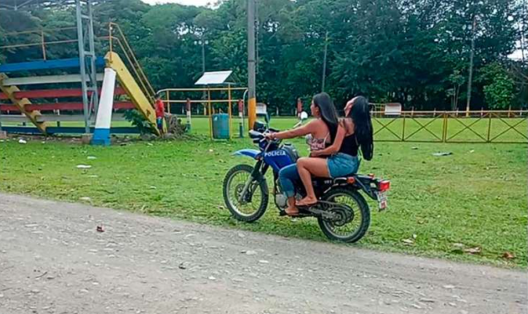SUSPENDEN POLICÍAS POR PRESTAR MOTO A JÓVENES