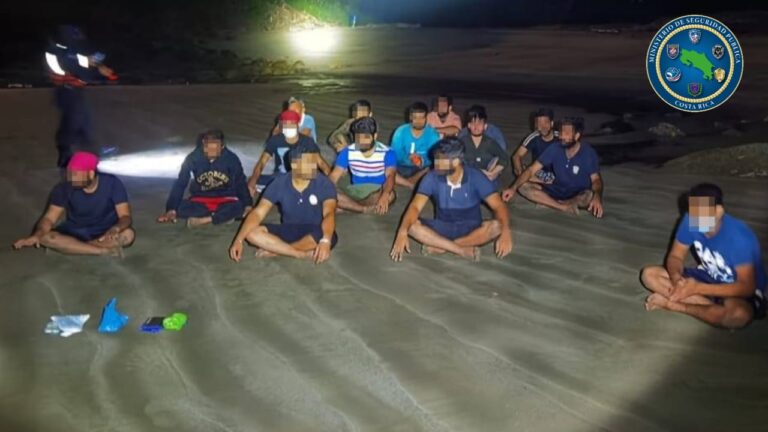 DOS NICARAGUENSES TRANSPORTABAN ILEGALMENTE A 16 INDUES