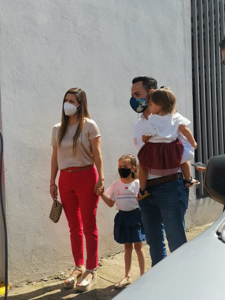 ERWIN MASIS LLEGÓ A VOTAR CON SU FAMILIA