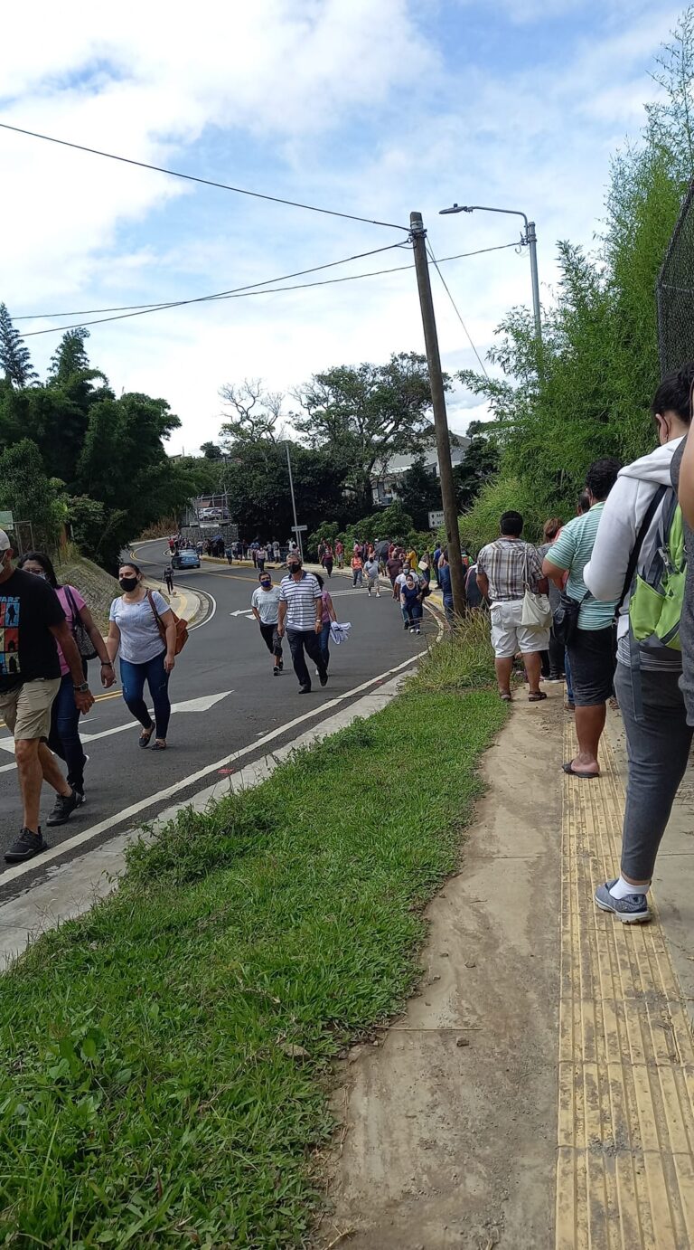 GRAN CANTIDAD DE BARVEÑOS RESPONDEN AL LLAMADO PARA VACUNARSE