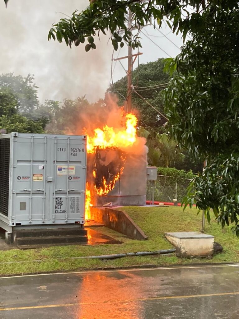 UN RAYO CAUSÓ INCENDIO EN PLANTEL DE RECOPE