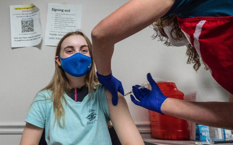 HEREDIA VACUNA A JÓVENES DE 12 A 17 AÑOS