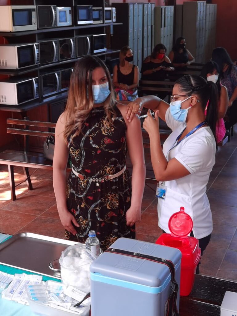 VACUNACIÓN DE DOCENTES YA HA LLEGADO A 34 ÁREAS DE SALUD