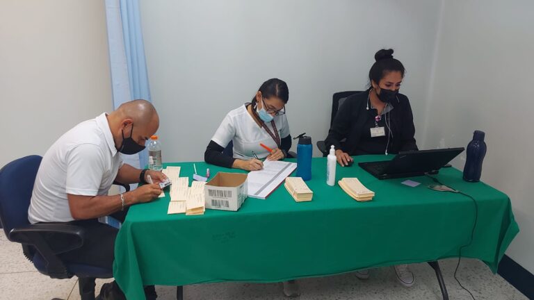 VACUNACIÓN CONTRA COVID  SE MANTENDRÁ EN 36 PUNTOS DEL PAÍS DURANTE FIN DE SEMANA Y FERIADO