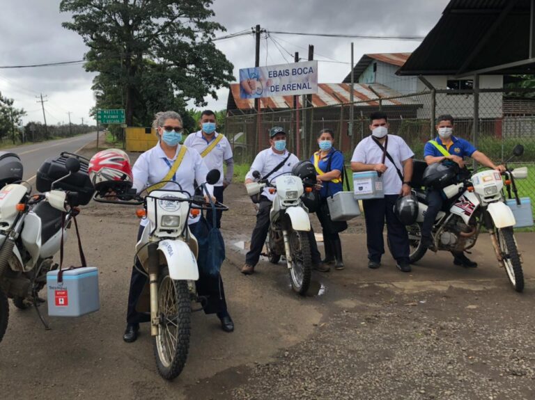 VACUNAS LLEGAN EN MOTO, LANCHA O A PIE A TODOS LOS RINCONES DEL PAÍS