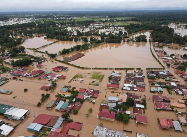 FIRMAN DECRETO DE EMERGENCIA PARA 13 CANTONES