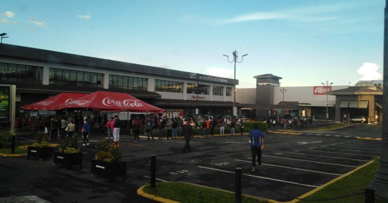 ¡HEREDIANOS MADRUGARON PARA VACUNARSE!