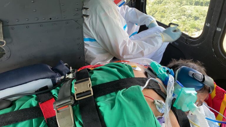 TRASLADAN PACIENTE GRAVE POR COVID DESDE EL SAN VICENTE DE PAÚL