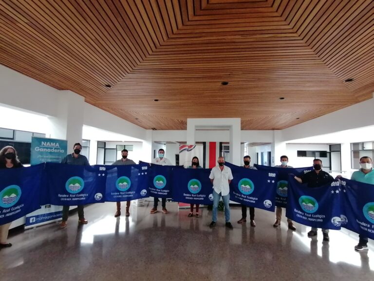 18 GRANJAS PORCINAS RECIBEN BANDERA AZUL ECOLÓGICA