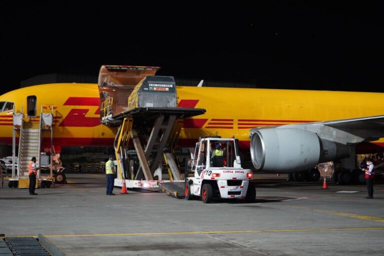 ANOCHE LLEGARON 198.900  DOSIS MÁS DE VACUNAS PFIZER