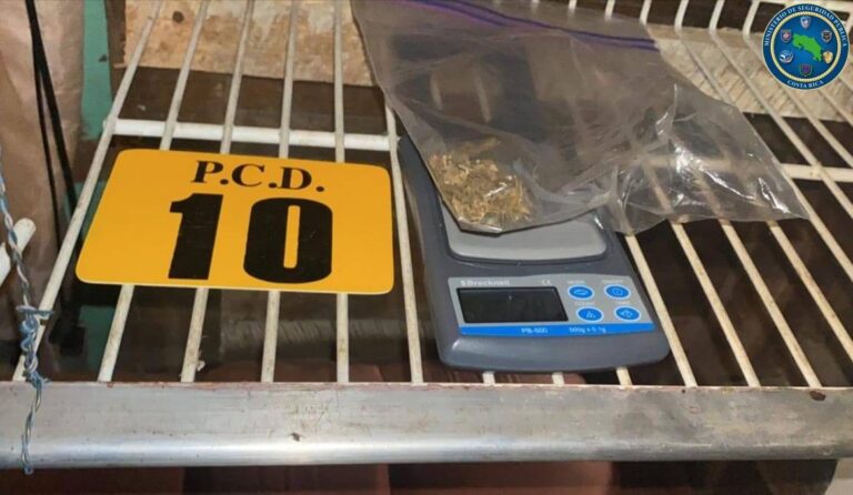 PCD CAPTURA A MADRE E HIJOS POR PRESUNTA VENTA DE DROGAS