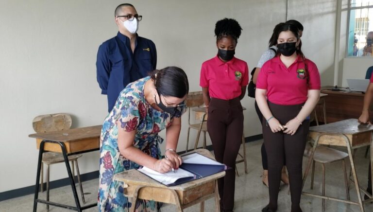 INA Y MEP SE UNEN PARA BRINDAR FORMACIÓN PROFESIONAL EN LIMÓN