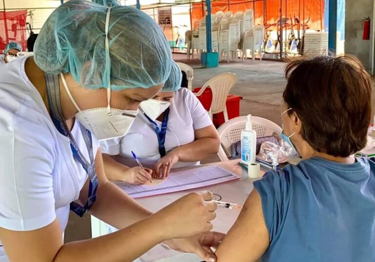 EN PUNTARENAS VACUNARÁN CONTRA COVID A PERSONAS DE TODO EL PAÍS
