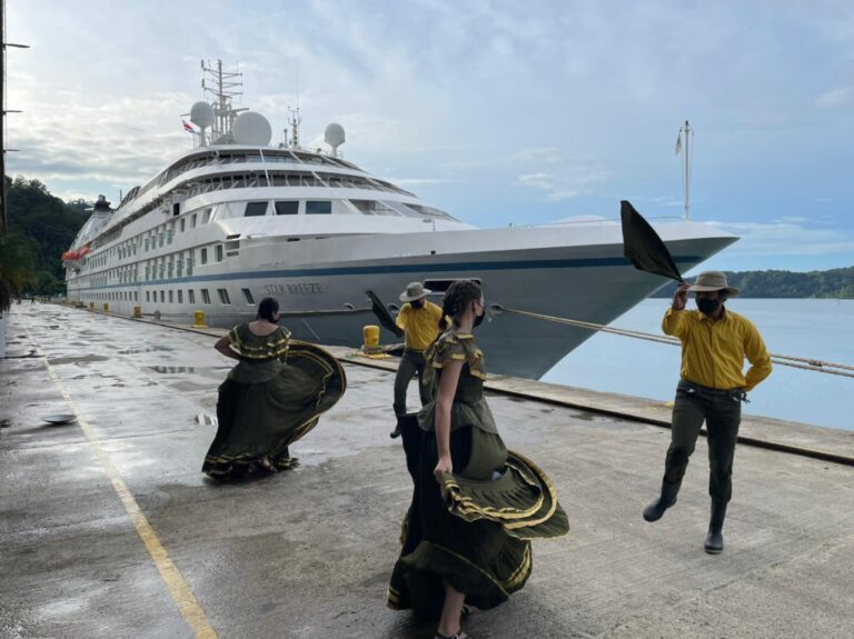 PRIMER CRUCERO CON TURISTAS ARRIBÓ A GOLFITO TRAS 17 MESES DE CIERRE POR PANDEMIA