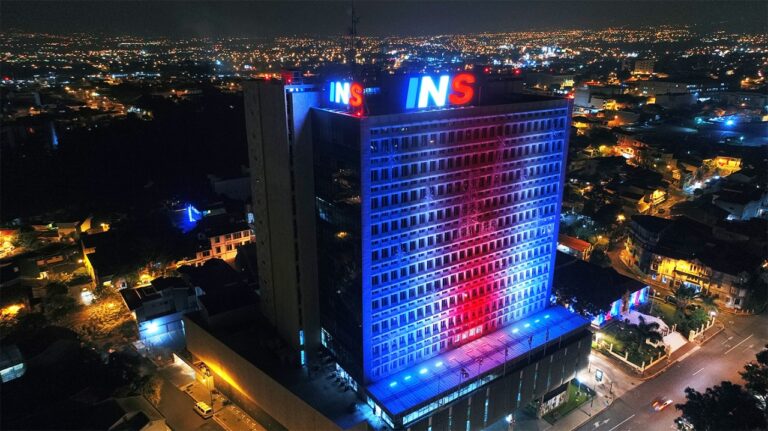 EDIFICIO DEL INS SE VISTE CON LOS COLORES PATRIOS