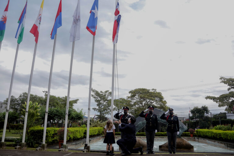 ESTUDIANTES DE LAS 7 PROVINCIAS IZAN EL PABELLÓN EN INICIO DE ACTIVIDADES DEL MES PATRIO