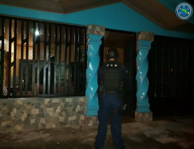 PCD DESARTICULA BANDA Y DECOMISA 8 TONELADAS DE DROGA