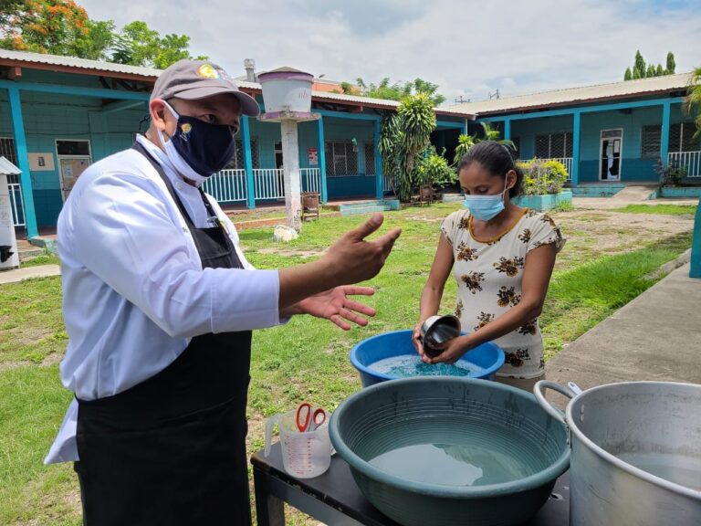 CAPACITAN A COCINEROS DE ESCUELAS PARA PREPARAR COMIDA SALUDABLE