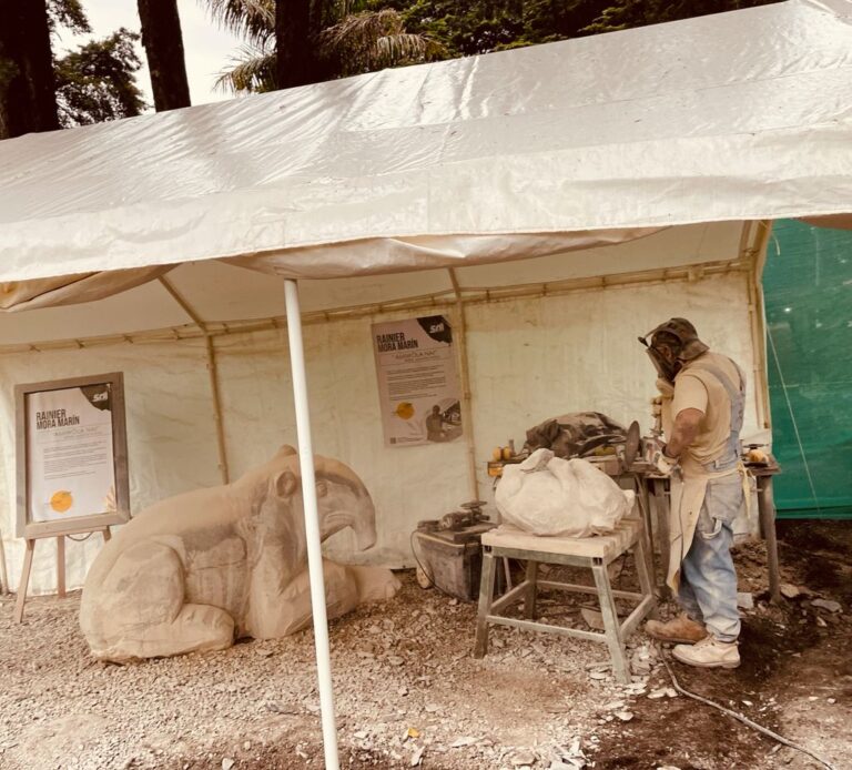 CON ESCULTURAS DE PIEDRA CELEBRAN 50 ANIVERSARIO DE EL CASTILLO