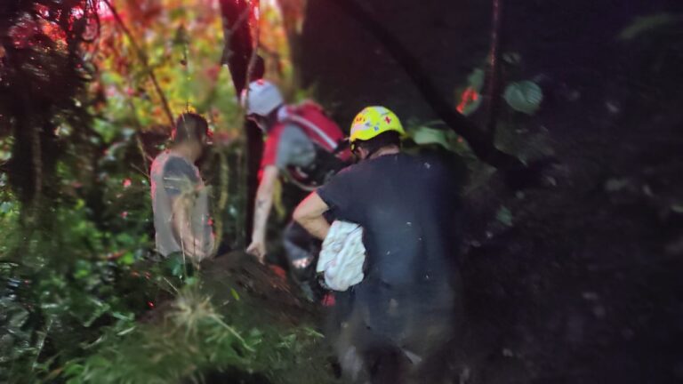RESCATAN PERSONAS ATRAPADAS POR CABEZA DE AGUA