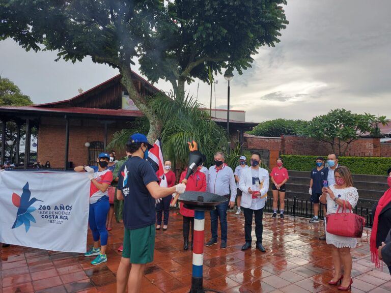 PATRONES DE CRECIMIENTO EN COSTA RICA CAMINO AL BICENTENARIO Y RETOS DEL SIGLO XXI