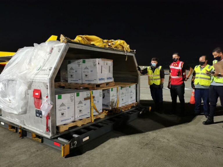 ESTA NOCHE LLEGARON 157 MIL VACUNAS MÁS DE PFIZER