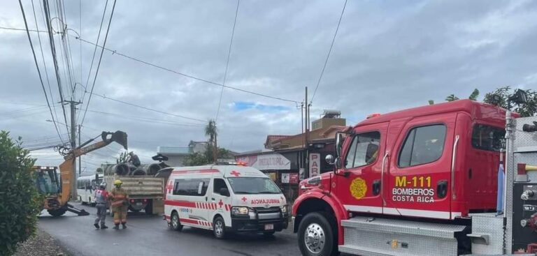 TRABAJADOR PRENSADO CON ALCANTARILLA EN SAN RAFAEL