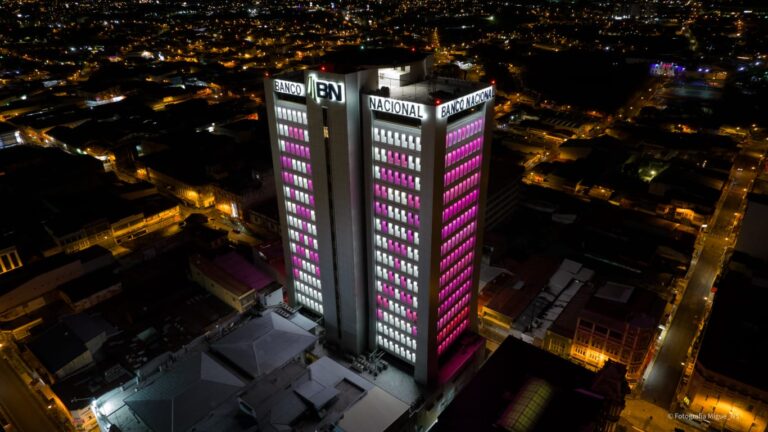 BANCO NACIONAL SE ILUMINA DE ROSA EN CONMEMORACIÓN DE LA PREVENCIÓN DEL CÁNCER DE MAMA