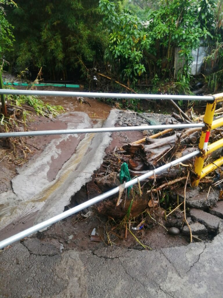 CABEZA DE AGUA DAÑÓ PUENTE RECIÉN REPARADO EN SANTA BÁRBARA