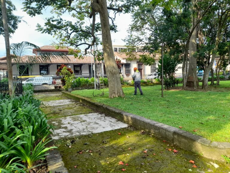 ESPH YA REPARÓ EL POSTE EN LA PARROQUIA INMACULADA