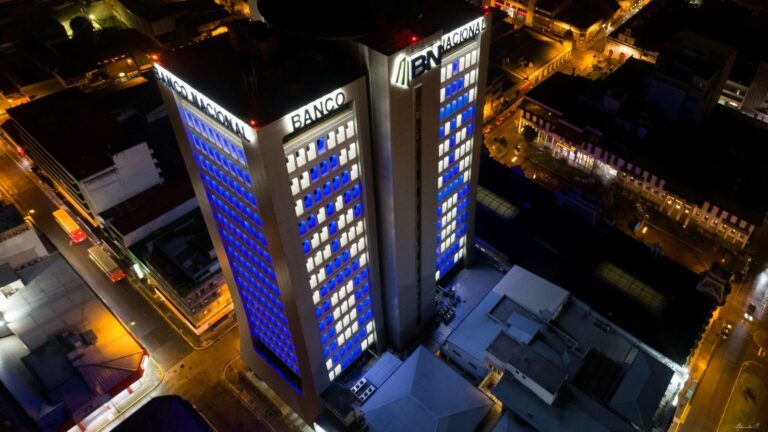 BANCO NACIONAL SE VISTE DE AZUL PARA PROMOVER LA PREVENCIÓN DEL CÁNCER DE PRÓSTATA