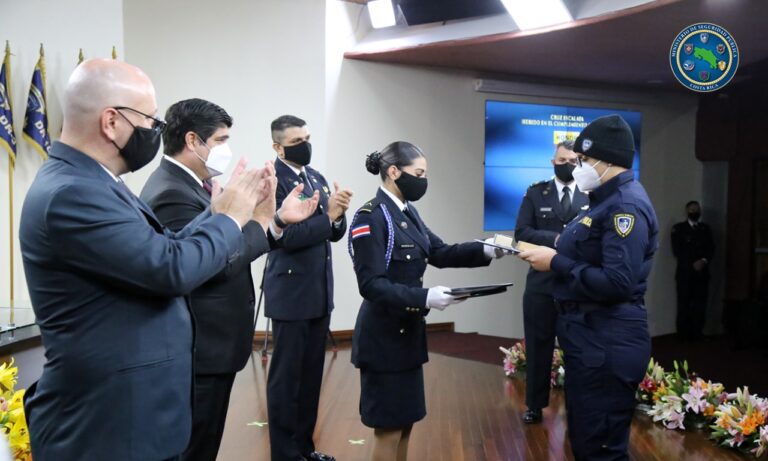 POLICÍA HEREDIANA RECIBE CRUZ ESCARLATA POR SU VALOR