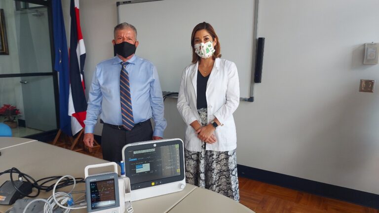 HOSPITAL DE HEREDIA RECIBE DONACIÓN DE EQUIPOS