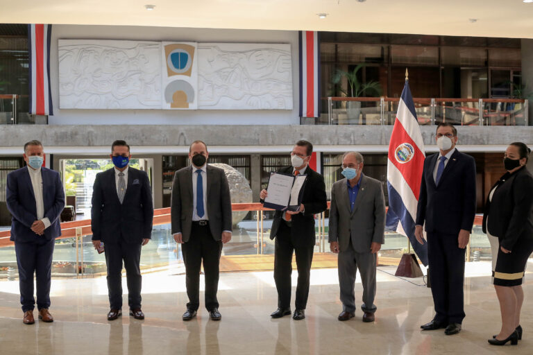 MAGISTERIO NACIONAL PODRÁ INVERTIR EN OBRA PÚBLICA