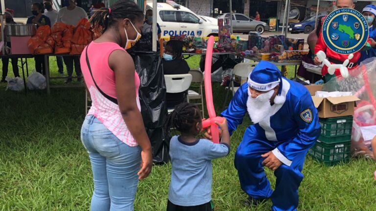 POLICÍAS Y VOLUNTARIOS CELEBRARON NAVIDAD CON MIGRANTES