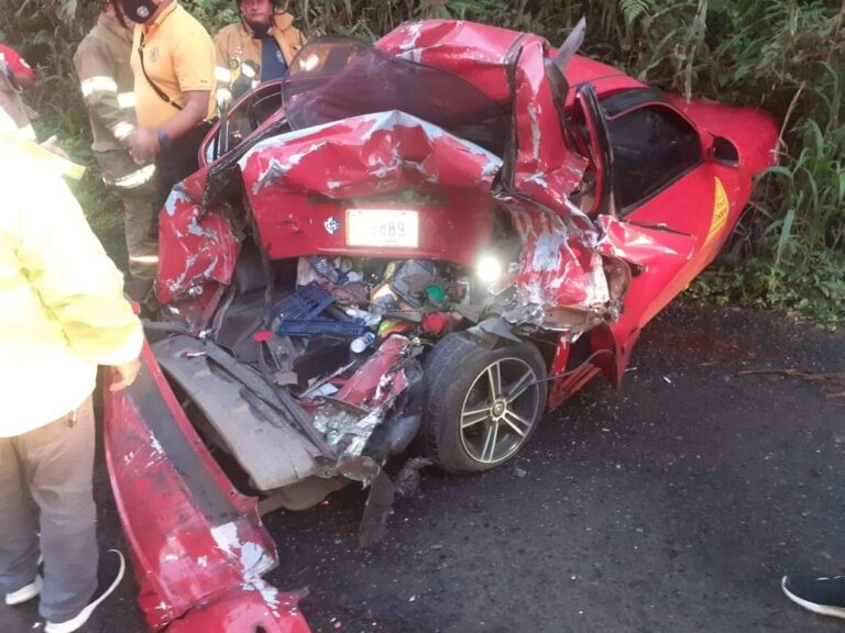 ¡TAXISTA SE SALVA DE MILAGRO EN LA 32!