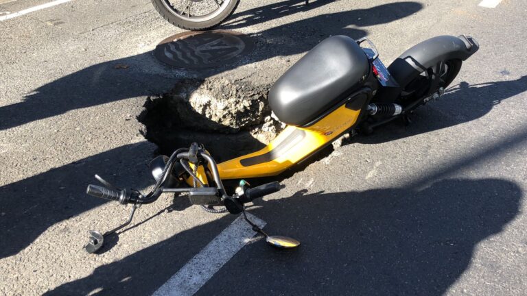 BICIMOTO CAE EN ENORME HUECO EN SAN FRANCISCO