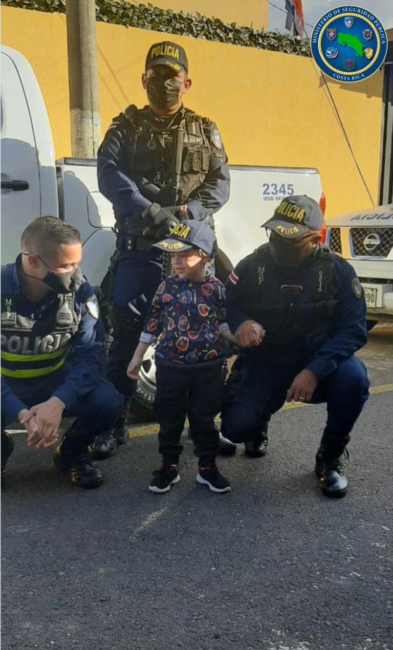 MENOR DE 4 AÑOS SUEÑA CON SER POLICÍA