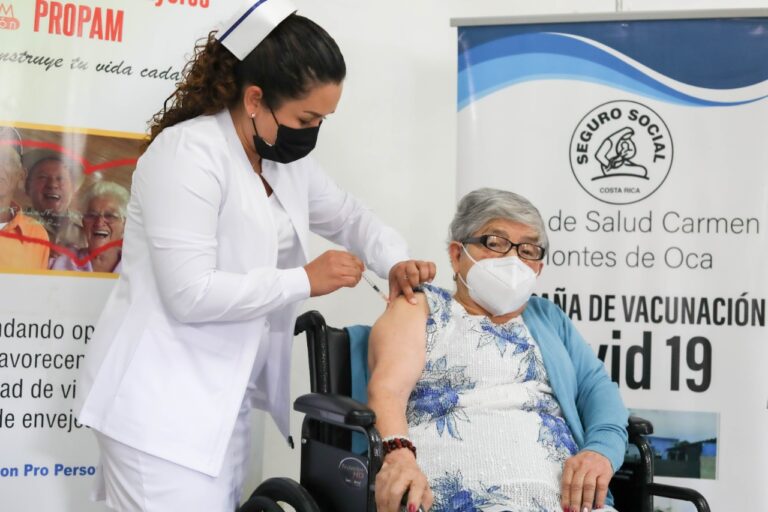 ARRANCÓ LA VACUNACIÓN DE REFUERZO COVID EN ABUELITOS