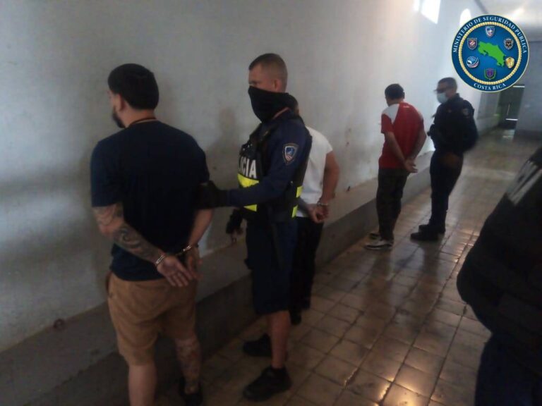 ROBAN ALMACEN EN PUENTE SALAS Y CHOCAN A 50 METROS DE LA COMANDANCIA