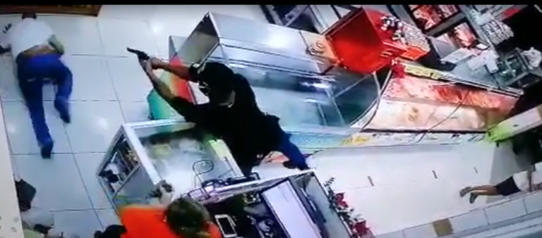 LO SIGUEN PARA DARLE CINCO BALAZOS