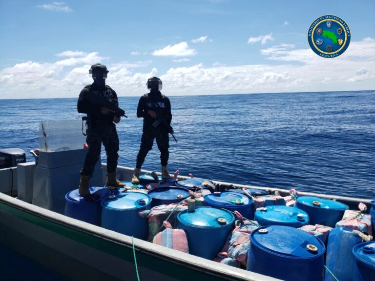 AUTORIDADES DETIENEN EMBARCACIONES CON DROGA Y COMBUSTIBLE