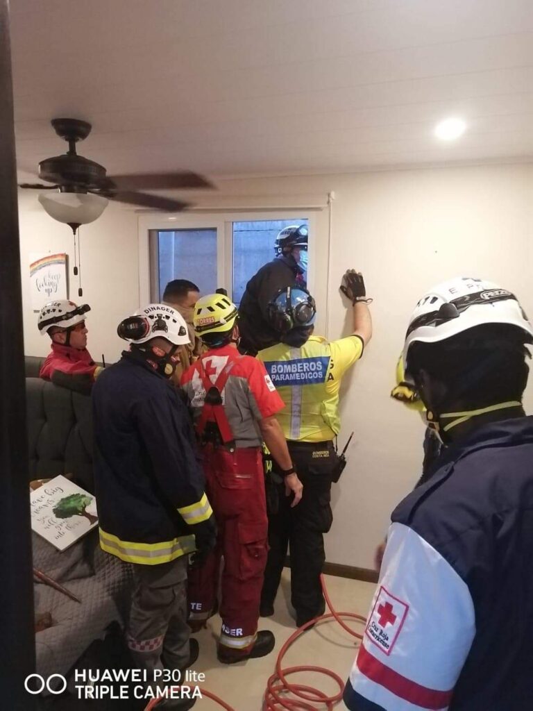 RESCATAN MENOR ATRAPADO ENTRE DOS PAREDES