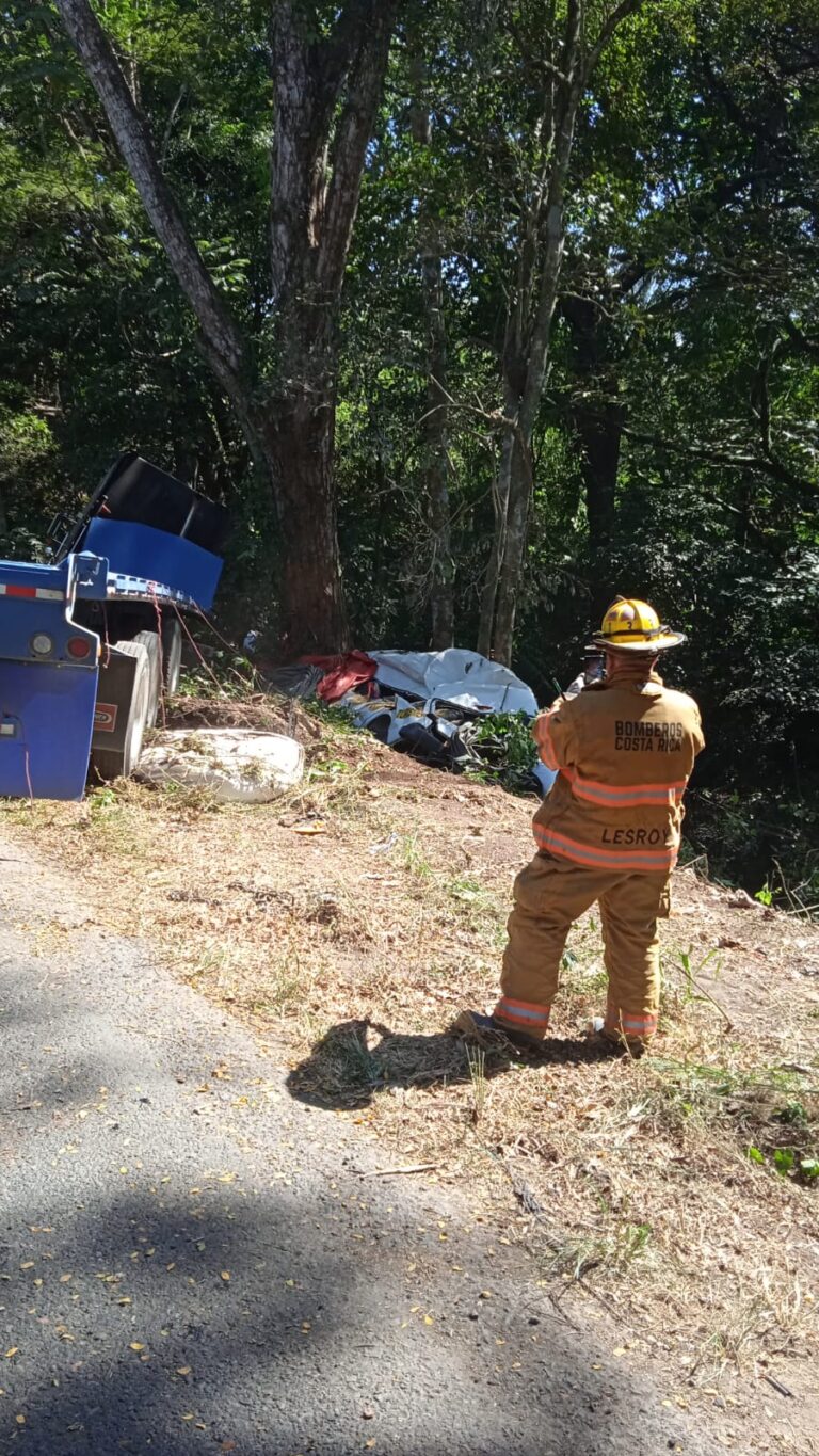 CUATRO FALLECIDOS DEJA ACCIDENTE ENTRE BUSETA Y TRAILER