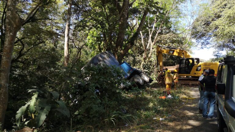 CON MAQUINARIA PESADA QUITAN LA CARGA DE CAMIÓN QUE COLISIONÓ CON BUSETA